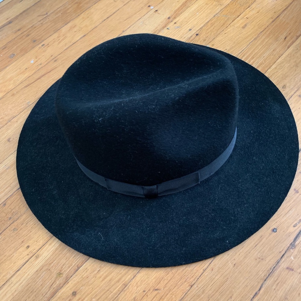 Lack of color black felt hat